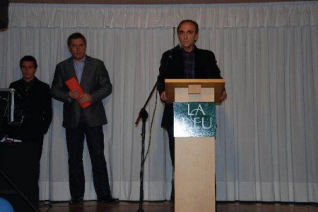 Amb el periodista Josep Puigbó, presentant un acte social a Olot